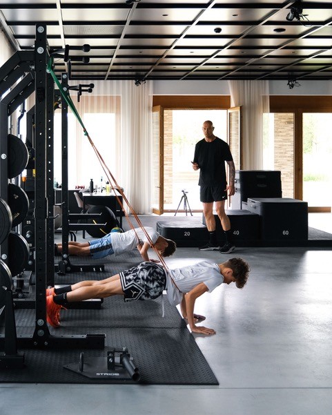 Michael Krikemans, training with two young athletes